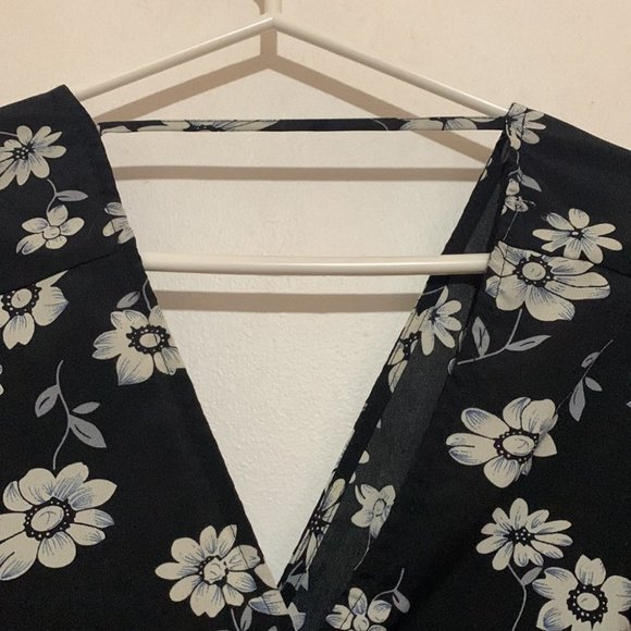 𝅺LIBERTY Floral wrap dress bell sleeves - Picture 3 of 6